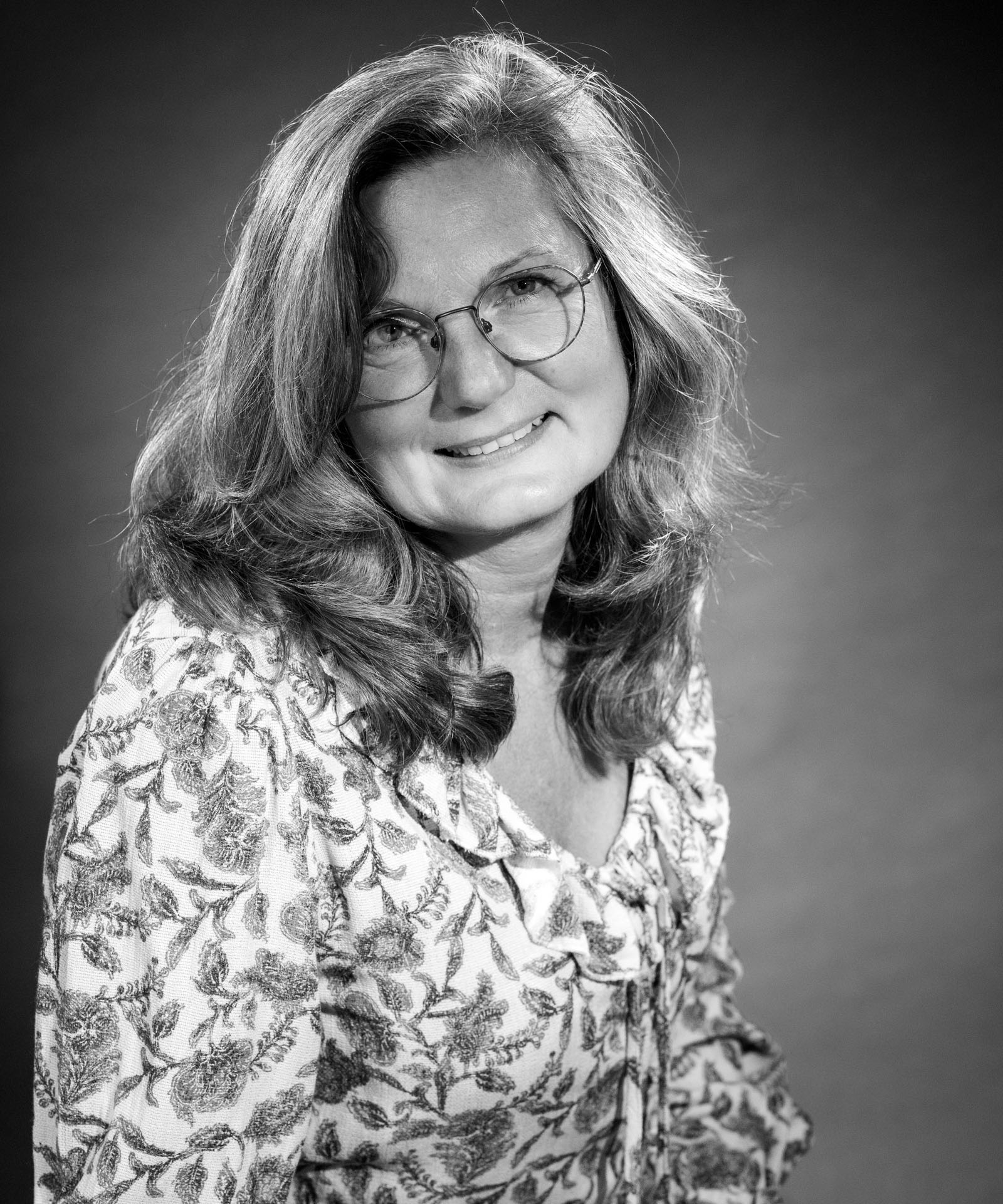 vrouw kijkt en lacht naar de foto
